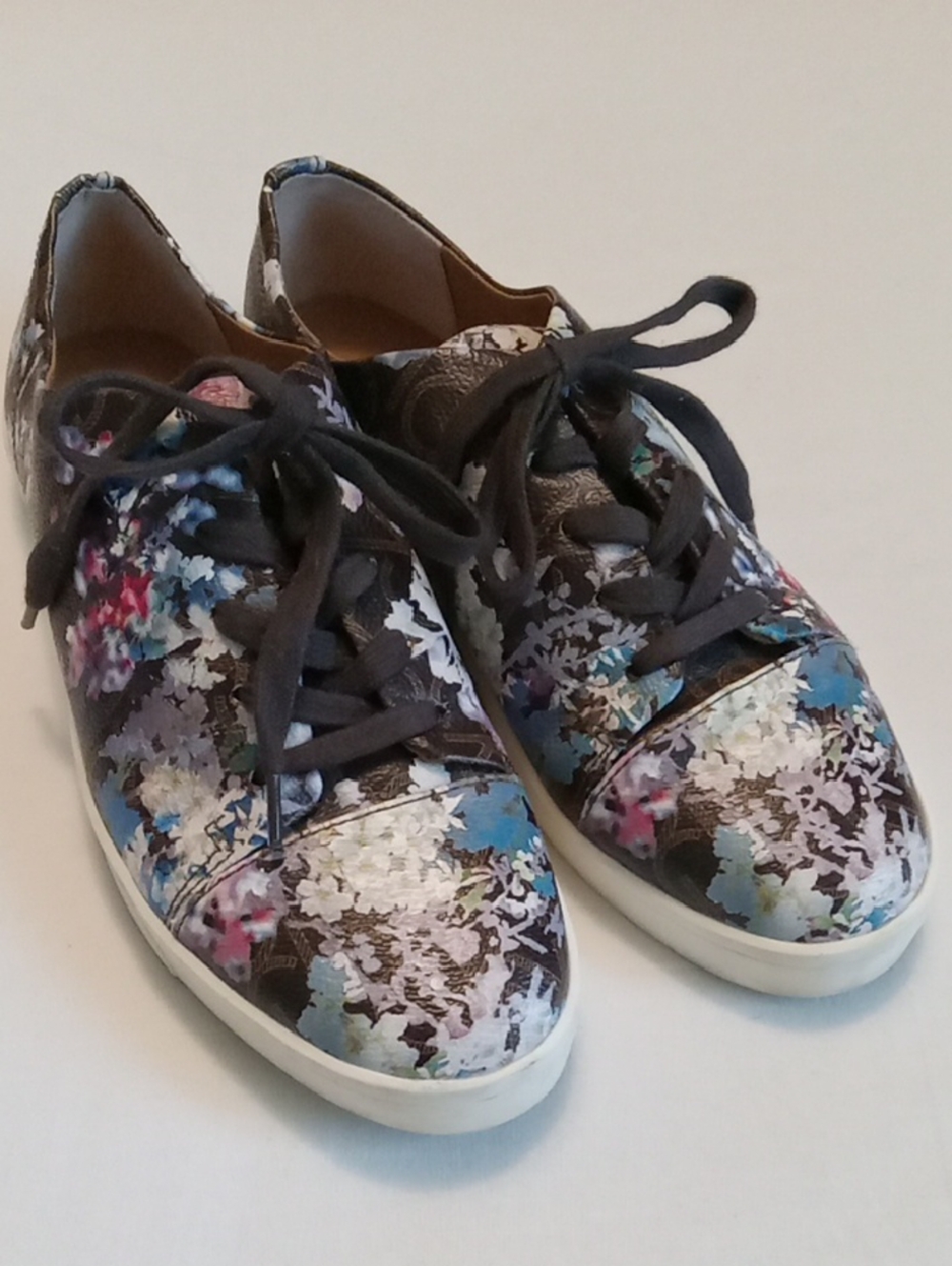 Calvin Klein Floral Sneakers Sz. 9